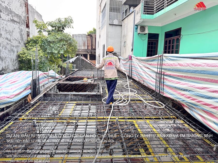 Tưới nước sàn chuẩn bị đổ bê tông