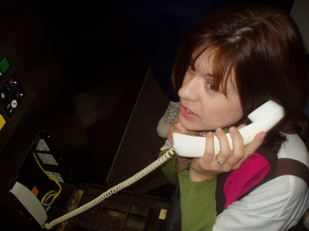 dùng điện thoại liên lạc với bên ngoài