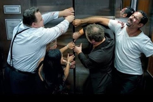 tuyệt đối không cố cạy cửa thang máy khi gặp sự cố