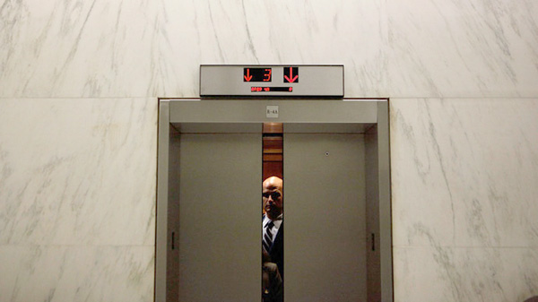 Dấu hiệu nhận biết cửa thang máy không đóng được