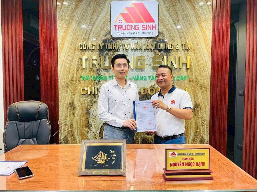 Chủ đầu tư chụp ảnh cùng Trường Sinh