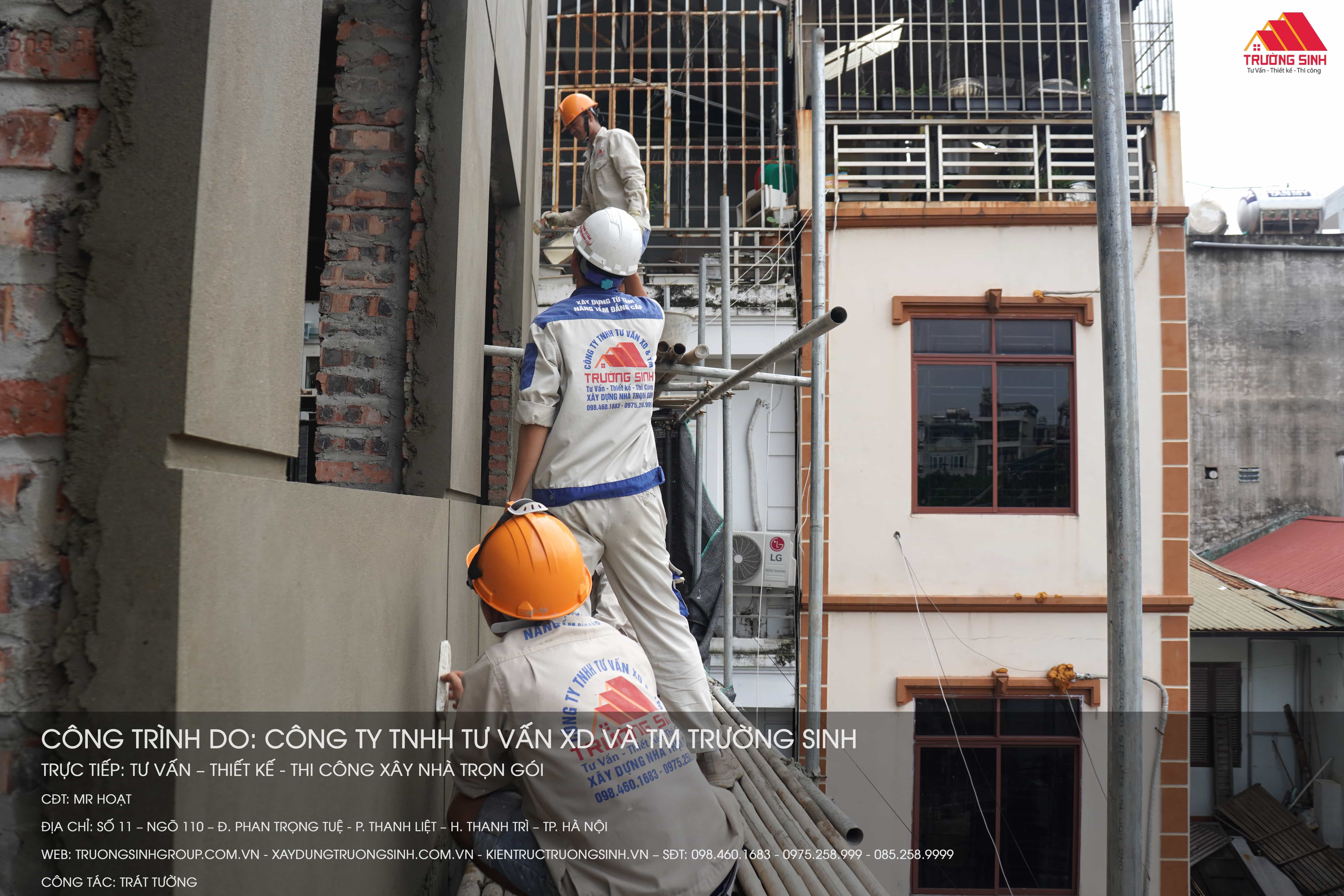 Mặt tiền được trát bê tông nhằm tạo lớp nền ổn định, hạn chế nứt chân chim, bong tróc và đảm bảo độ bám cho các lớp hoàn thiện phía sau