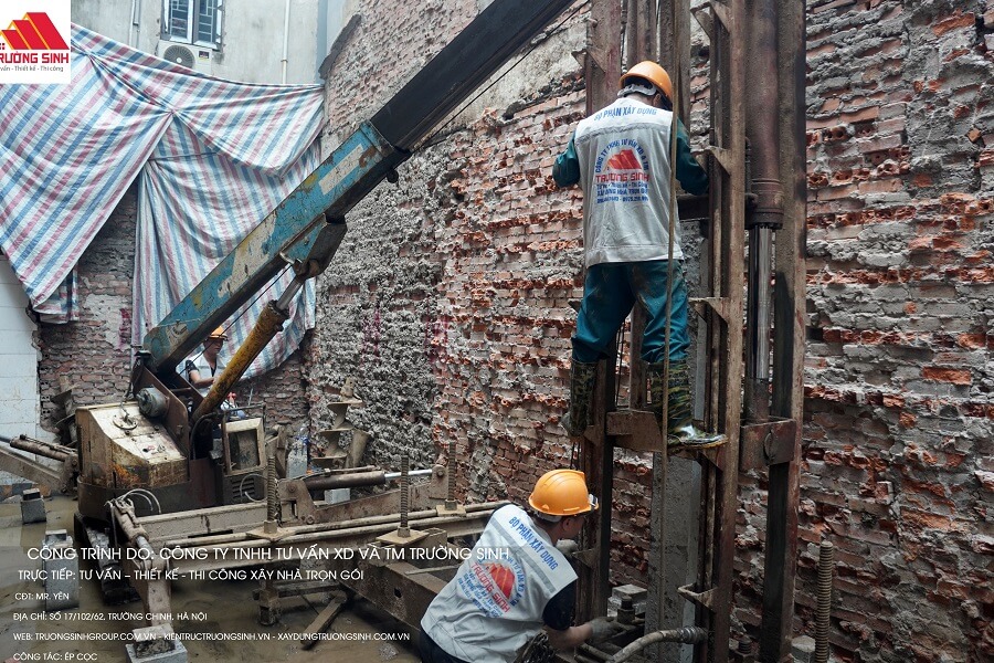 Công đoạn ép cọc được thực hiện chuyên nghiệp bằng máy móc chuyên dụng