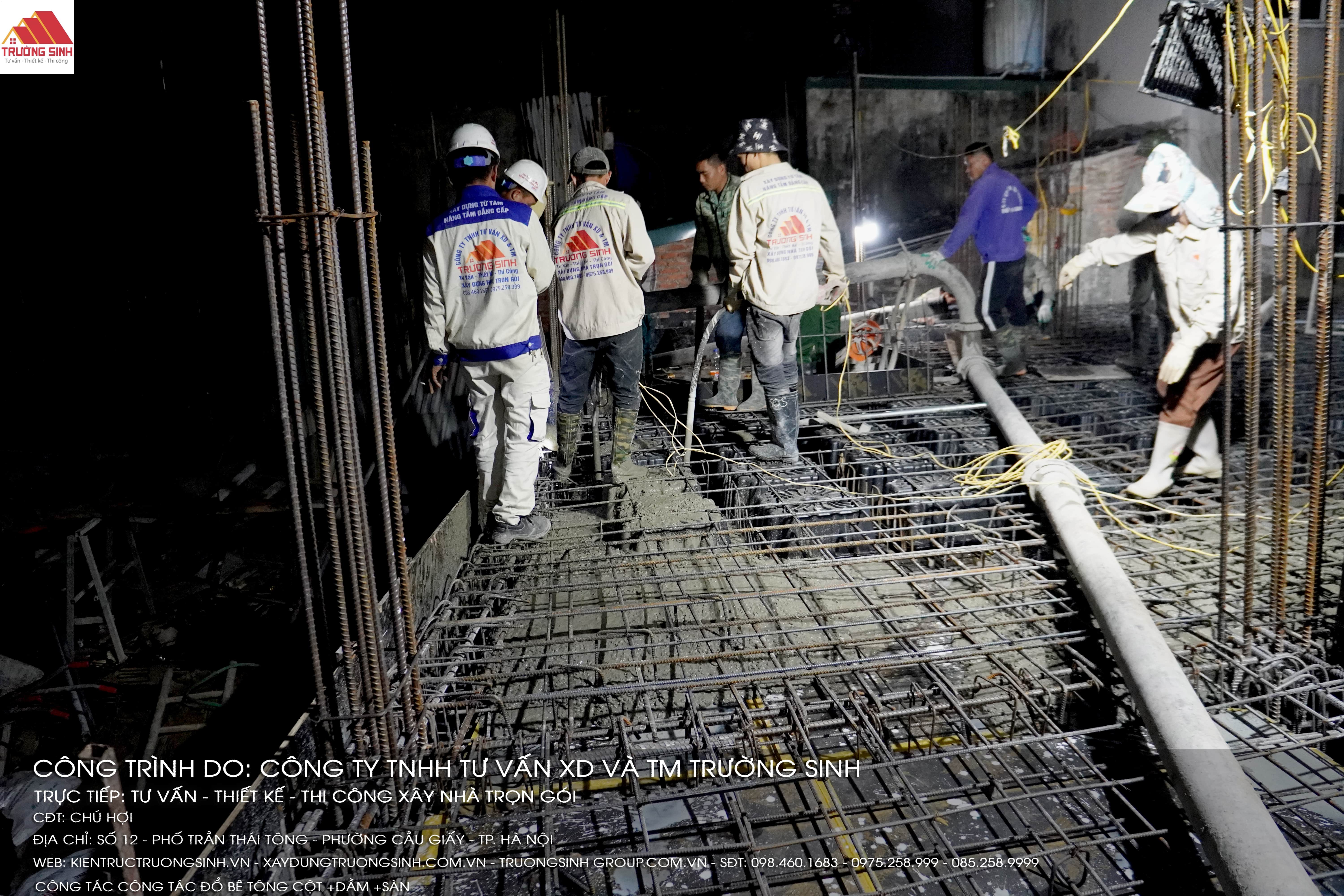 Đổ bê tông liền khối cột + dầm + sàn cho tầng 1